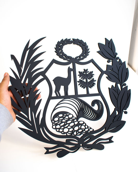 Vista detalle del Escudo del Perú decorativo, mostrando el efecto 3D del corte láser sobre la madera.