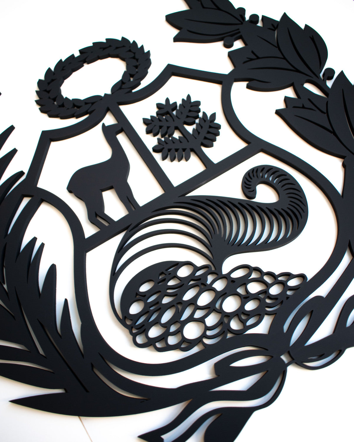 Decoración de pared de una oficina moderna con el Escudo del Perú minimalista en color negro