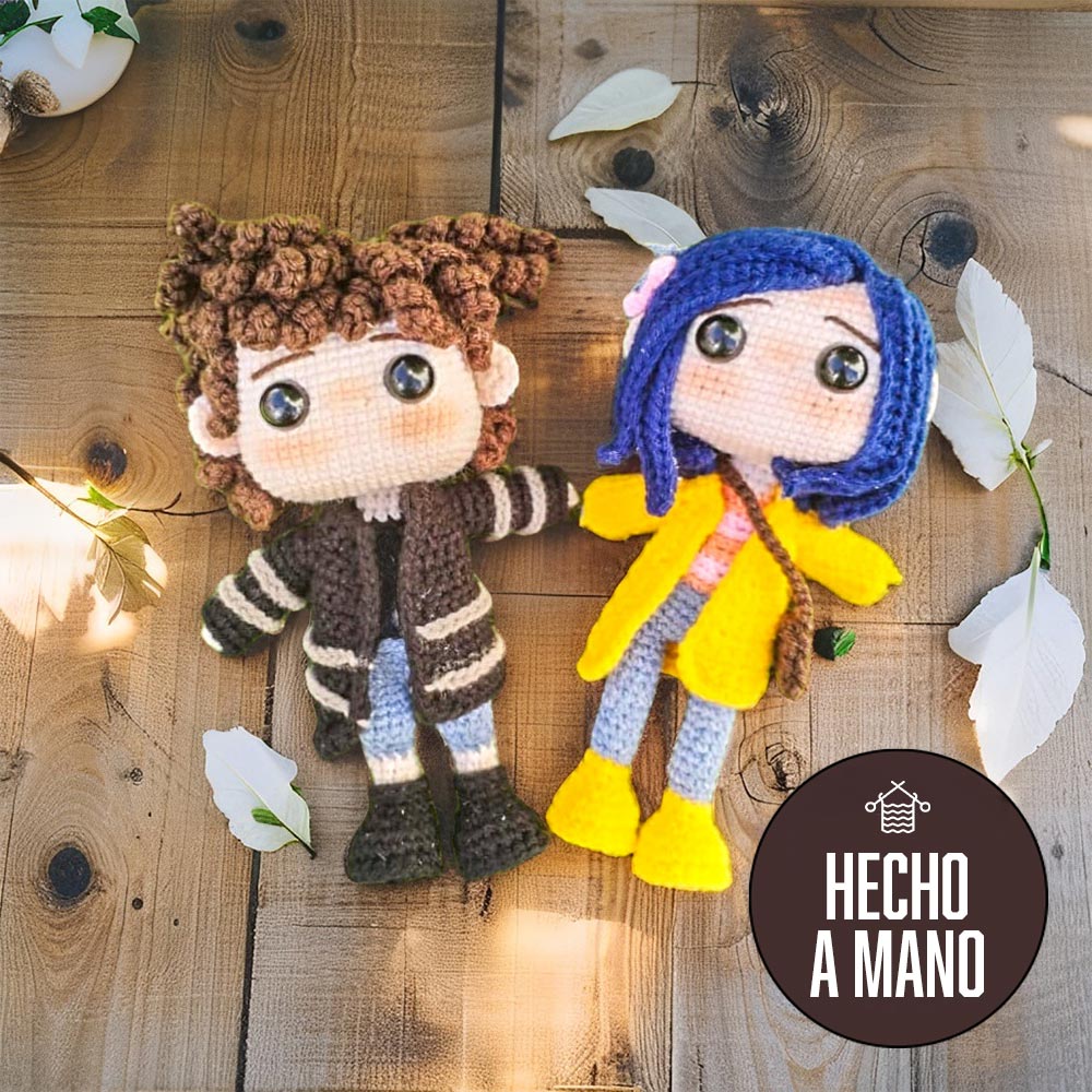 Amigurumi tejido a mano de Coraline y Wybie
