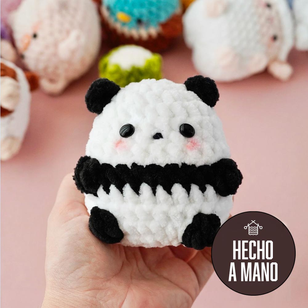 Baby panda tejido a mano figura tierna