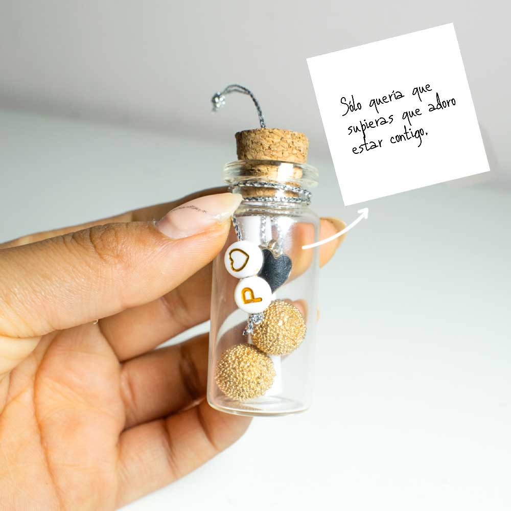 Mini botella con letra inicial y mensaje personalizado