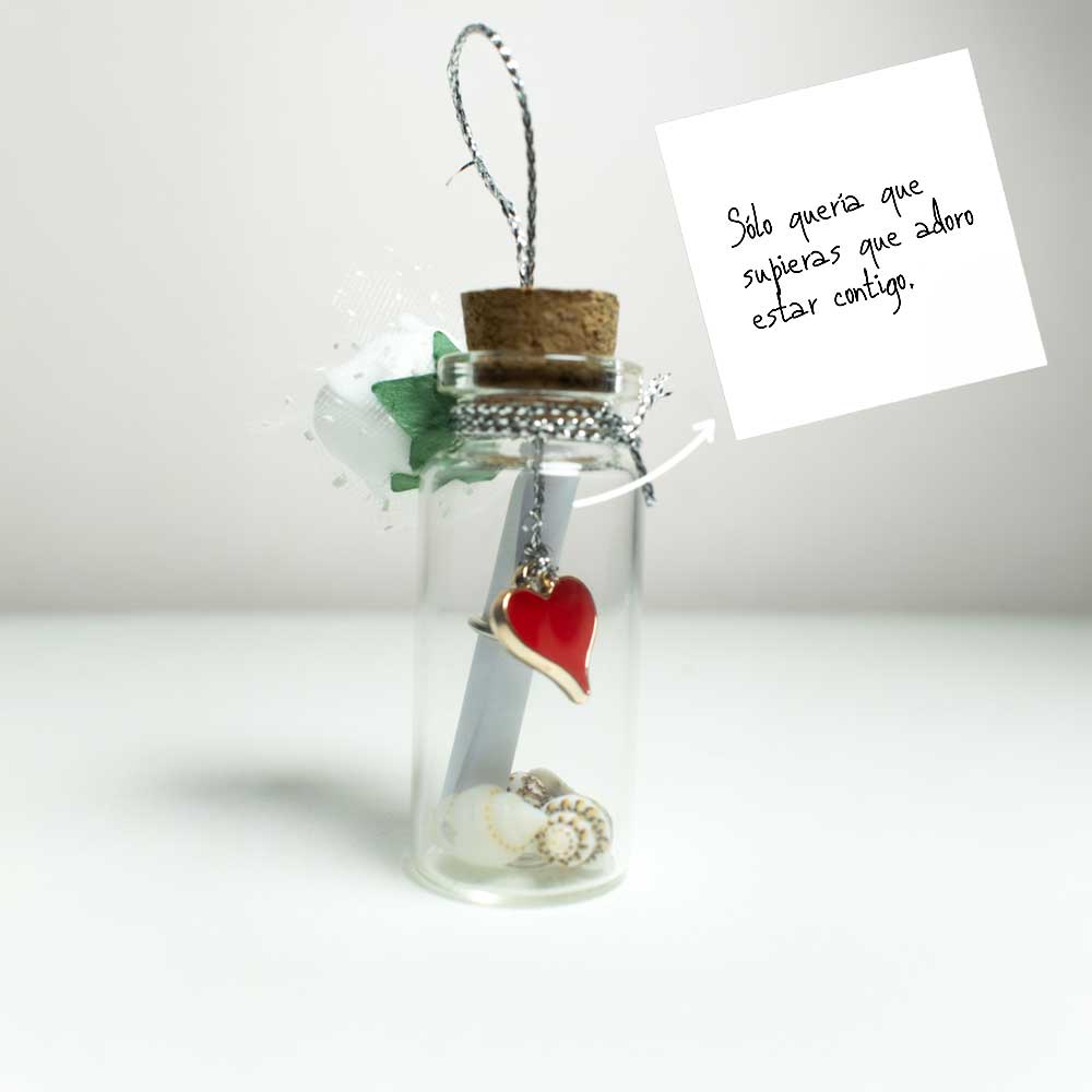 Mini botella con mensaje personalizado y corazón rojo