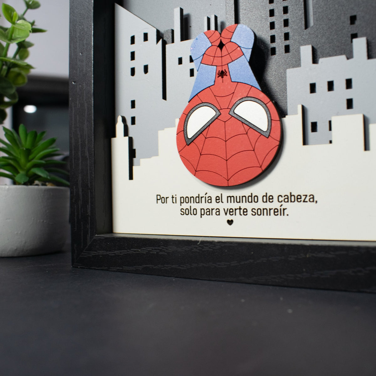 Cuadro Personalizado - Figura de Héroe Arácnido con Nombres 20x25cm