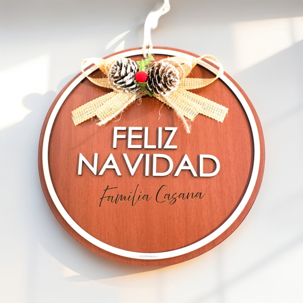 Corona navideña con nombre de familia personalizada 30x30cm