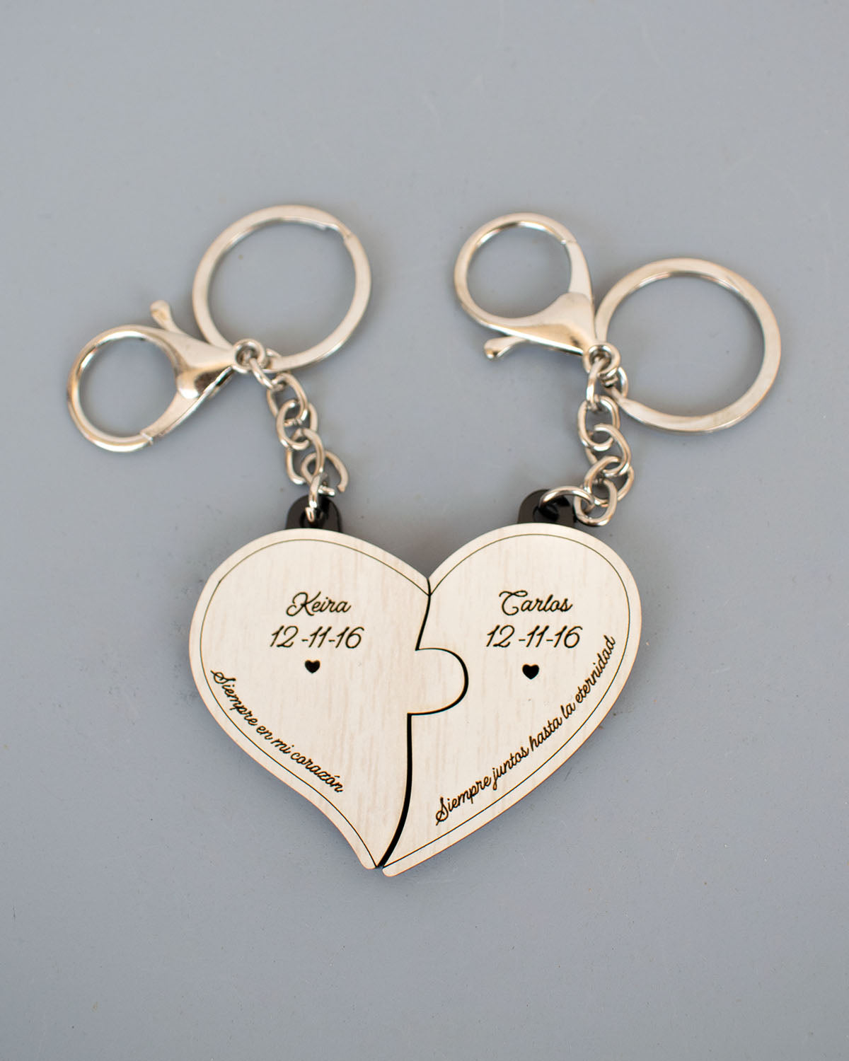 Llaveros en forma de corazón para parejas con nombres y fecha personalizada pack x 2 unidades