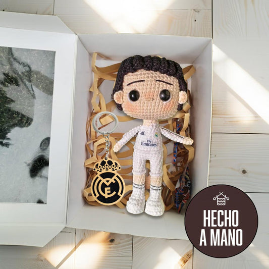 Amigurumi tejido a mano CR7 + llavero Real Madrid