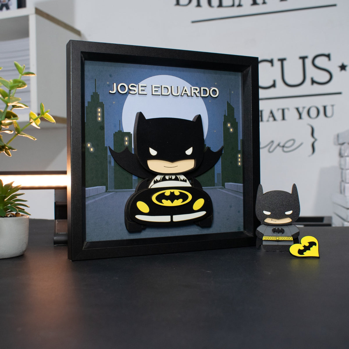 Cuadro 3D Vigilante de la Noche 20x20 cm | Cuadro en Madera Relieve Ciudad Oscura