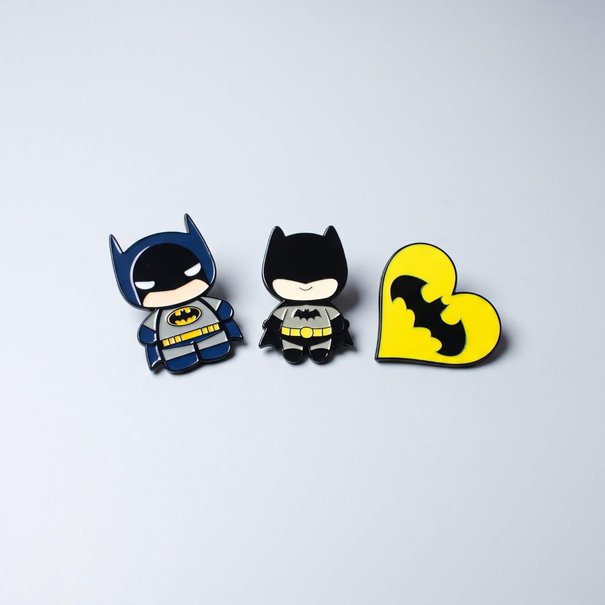 Set de 3 Pines Metálicos El Vigilante | Colección Héroe de la Noche