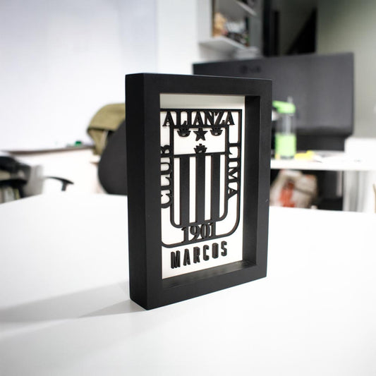 Cuadro decorativo con escudo de Alianza Lima fondo blanco y relieves negros