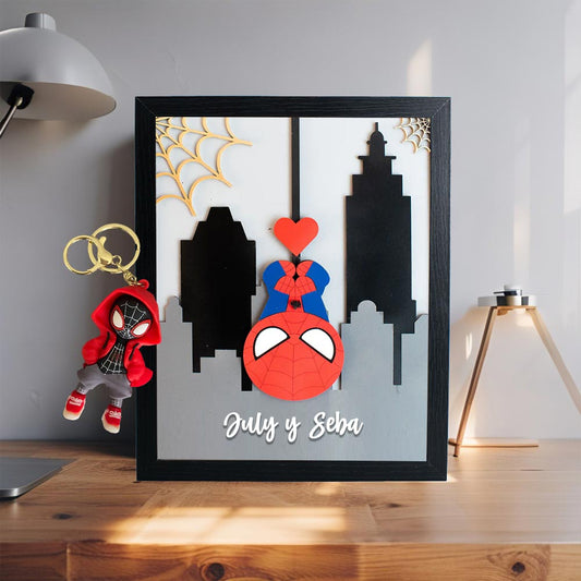 Pack Especial: Cuadro con Nombres Personalizados 20x25cm + Llavero de Pequeño Héroe