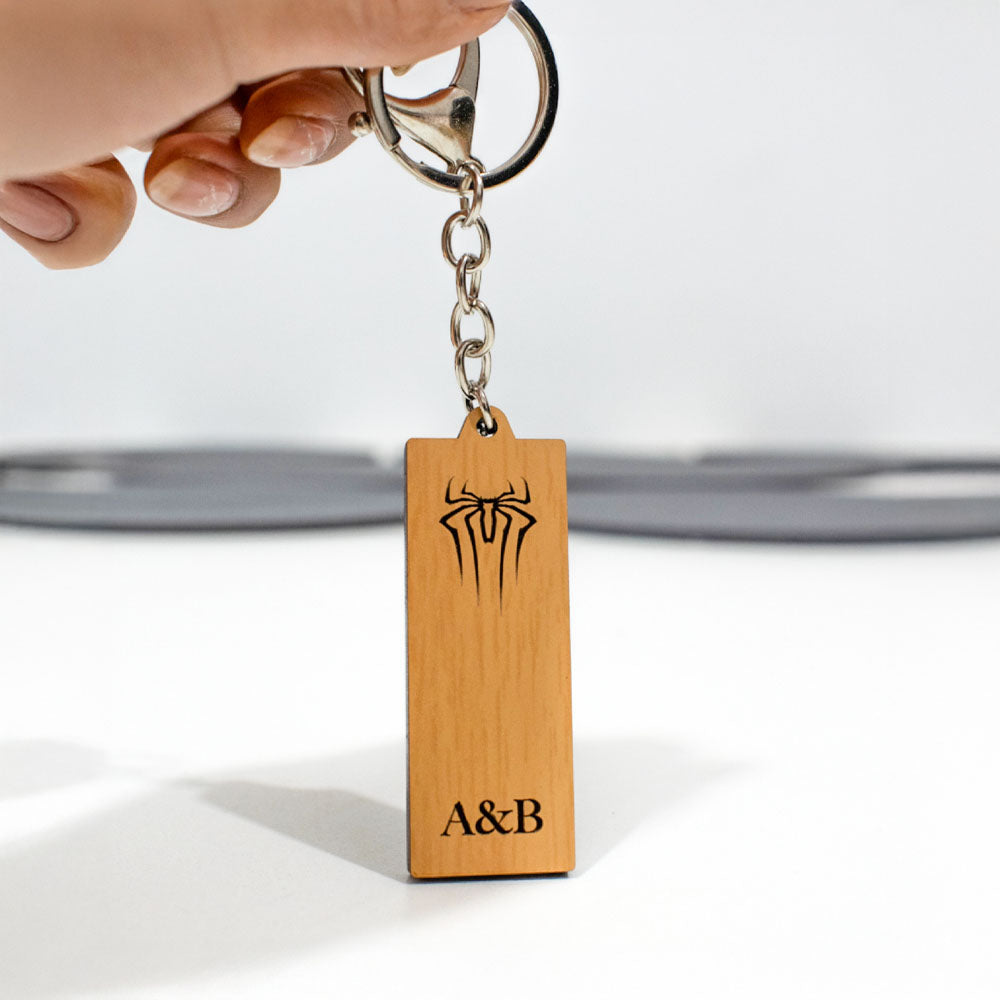 Llavero personalizado con iniciales inspirado en Spiderman