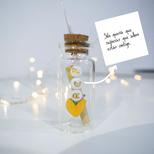 Mini botella con letra inicial y mensaje personalizado