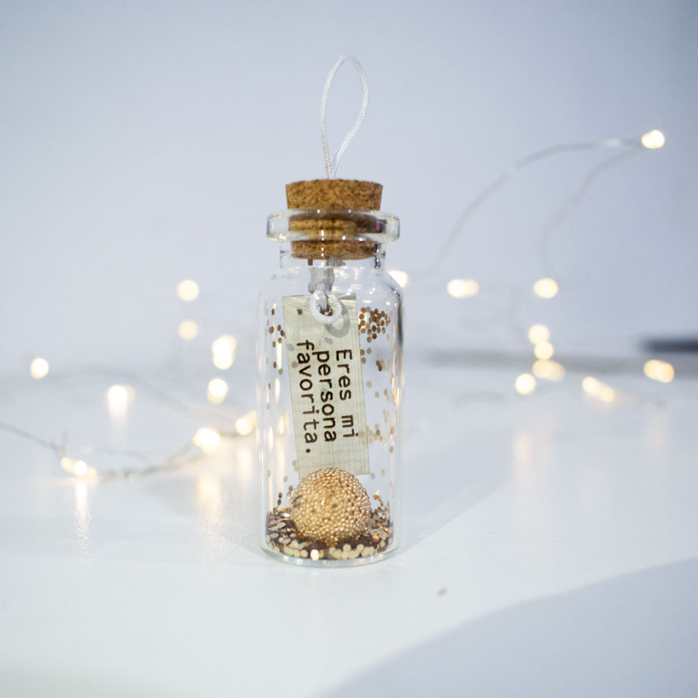 Mini botella de vidrio con mensaje personalizado dorado