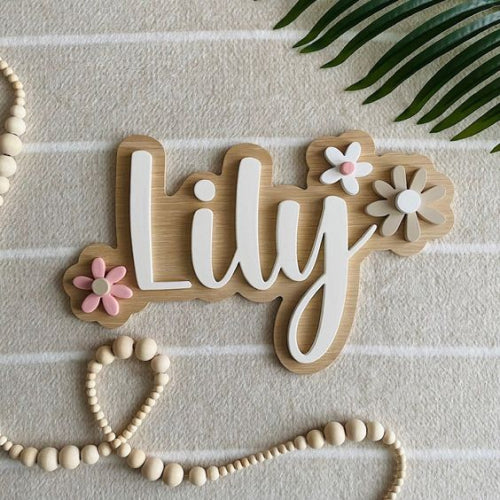 Nombre Lily personalizado madera con flores