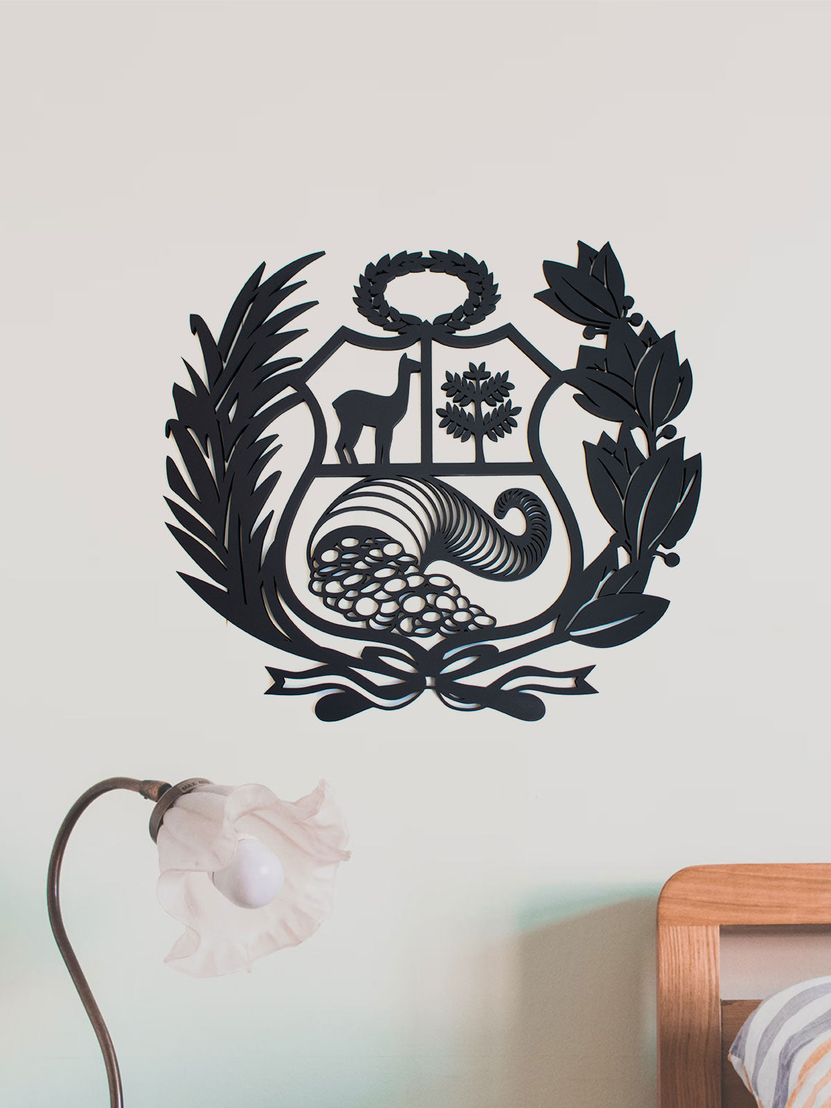 Escudo del Perú en blanco y negro, estilo minimalista, para decoración de pared. Hecho en madera MDF con corte láser.