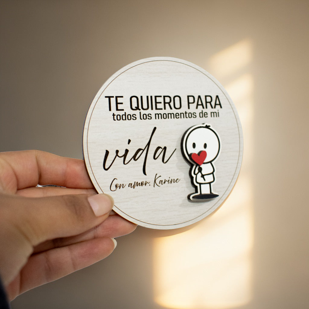 Tarjeta circular en MDF con grabado personalizado para pareja